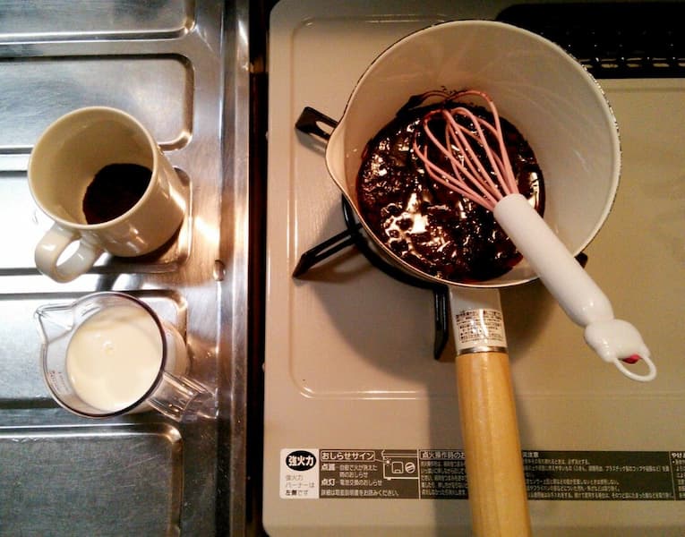 鍋でココアを練っている写真