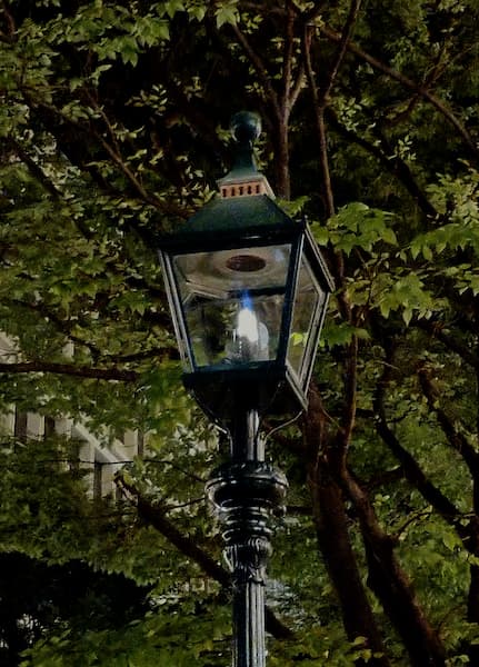 火屋に青い火が燃えているガス灯の写真。