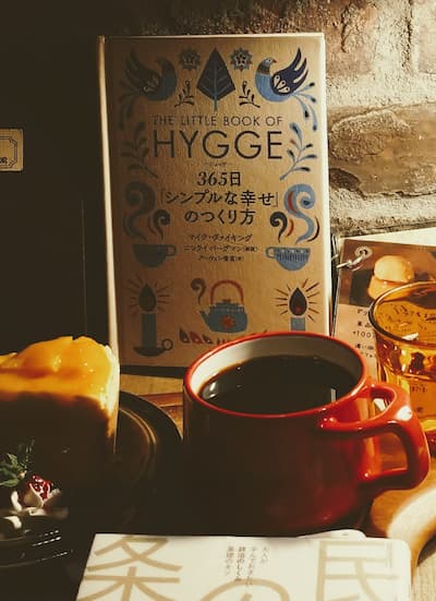 オレンジのケーキとコーヒー、ヒュッゲの本の写真