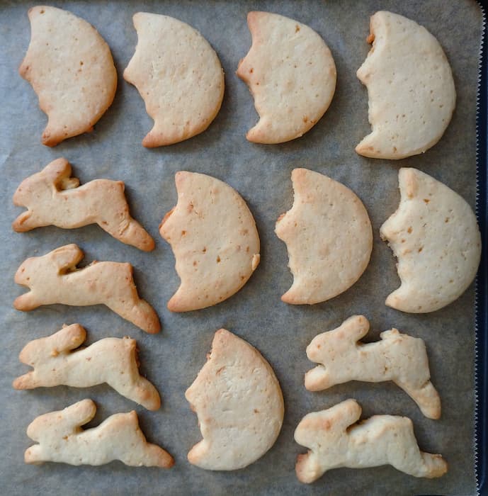 三日月と兎の型で抜いたクッキー