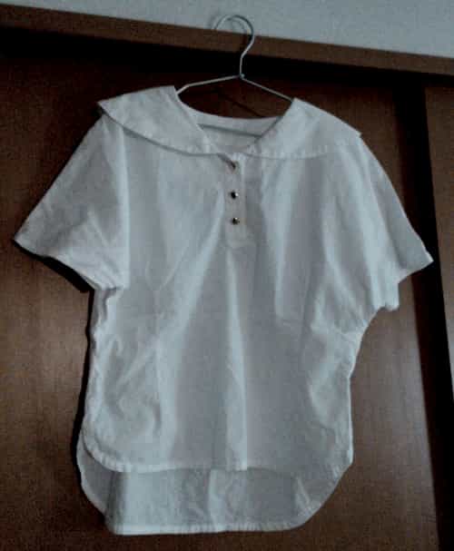 白くて飾り気のないセーラーカラーシャツ（祖母作）