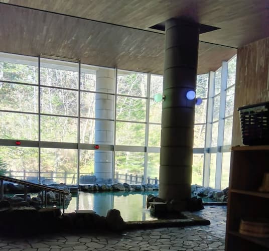 東大雪荘の天井が高い内湯