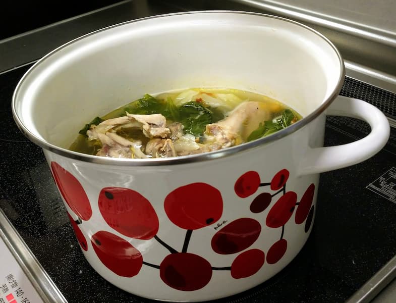 スープストックをとっている鍋の写真